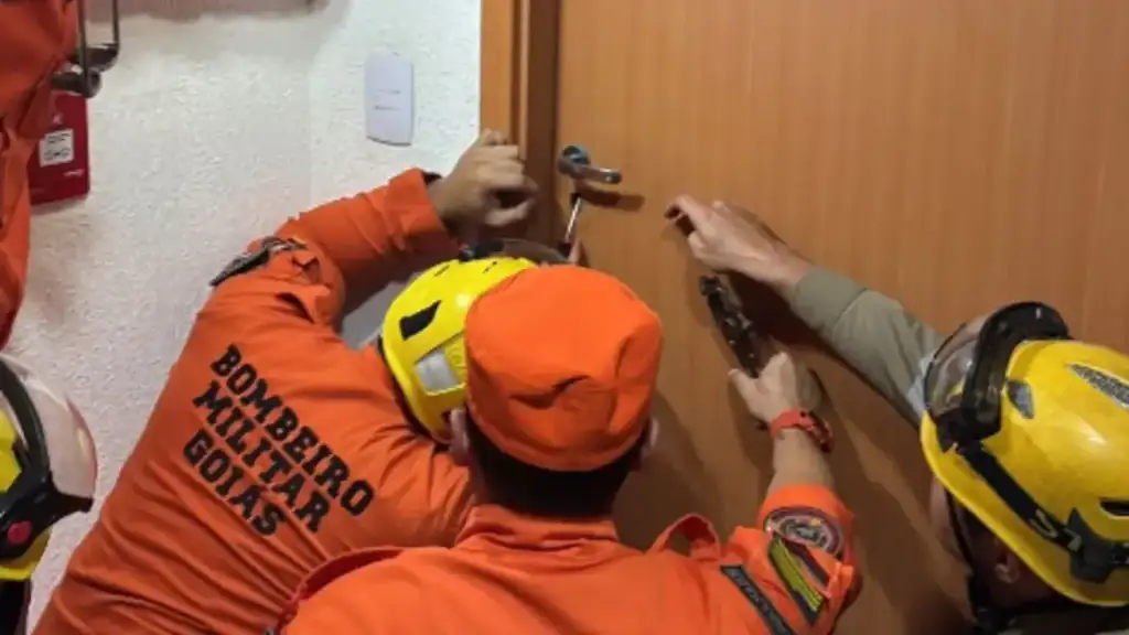 Menino trancado em quarto com lixo em goiânia: Bombeiros resgatam garoto trancado em quarto insalubre Goiânia