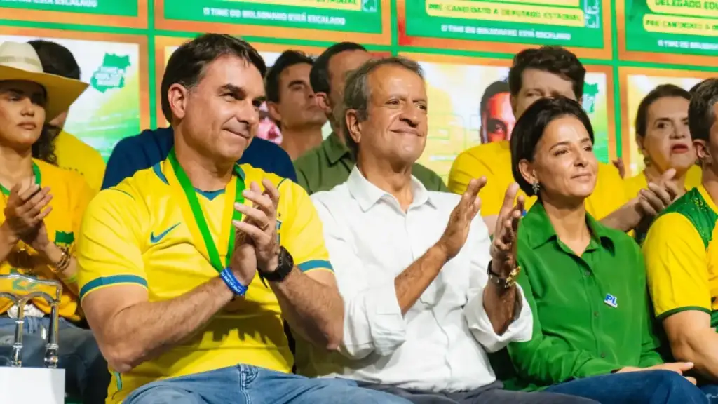 Flávio bolsonaro candidato à presidência 2026: Flávio Bolsonaro e Valdemar Costa Neto em convenção do PL