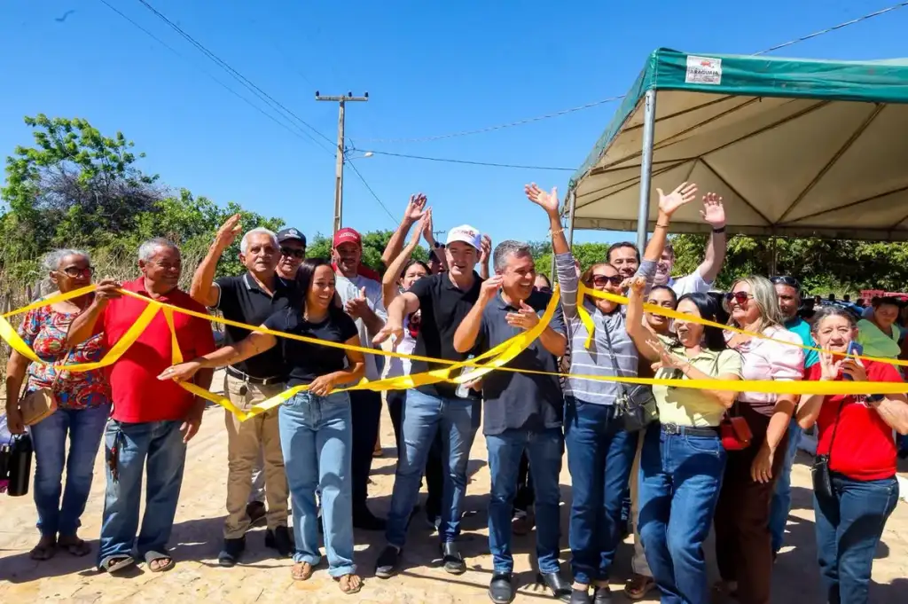 Dr. vinícius inaugura calçamento em pimenteiras: Dr. Vinicius inaugura calçamento e casas Pimenteiras