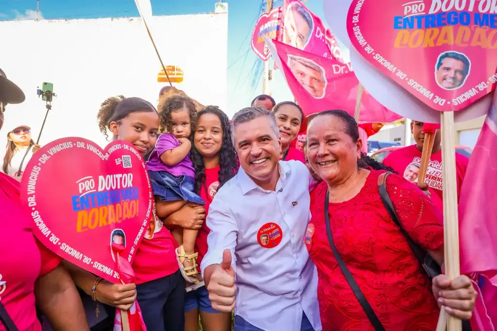Convenção partidária piauí coligação: Dr. Vinicius com apoiadores em convenção política Piauí