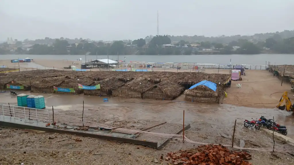 Rio canindé inunda palcos e plantações no piauí: Rio Canindé inunda estruturas de festival Piauí