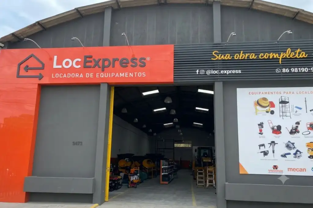 fachada da unidade da LocExpress Locadora de Equipamentos decorada com balões laranjas, com ferramentas elétricas expostas no balcão