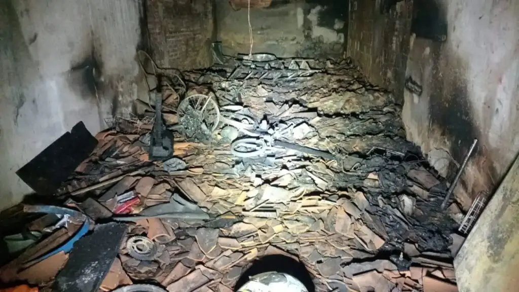 Incêndio em loja de motos em simplício mendes: Loja de peças para motos destruída por incêndio em Simplício Mendes.