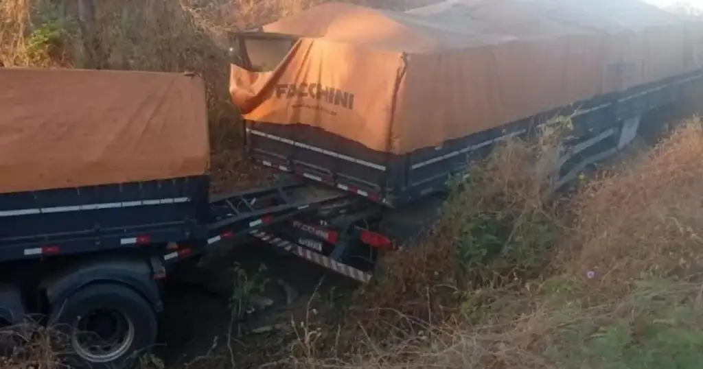 Carreta tomba br-230 em oeiras: Carreta tombada na BR-230 em Oeiras, Piauí