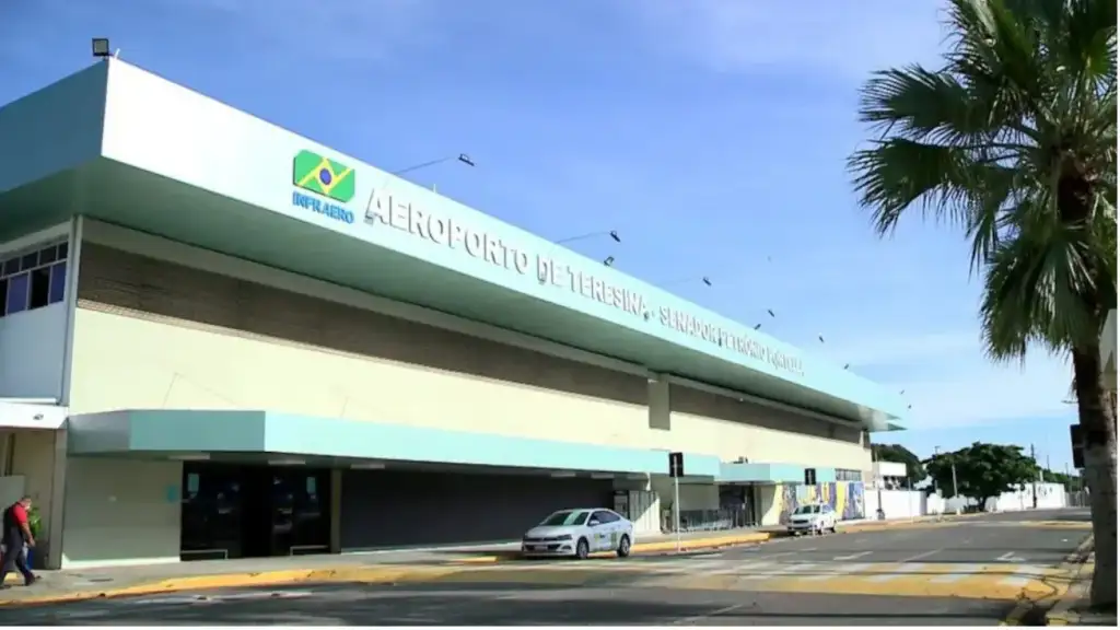 Fachada do Aeroporto de Teresina – Senador Petrônio Portella, administrado pela Infraero, com céu azul ao fundo