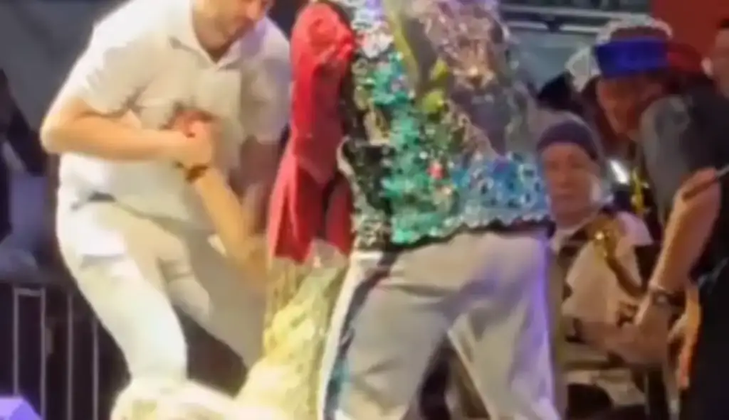 Alcione cai no palco em são luís: Alcione sendo ajudada a levantar após queda no palco