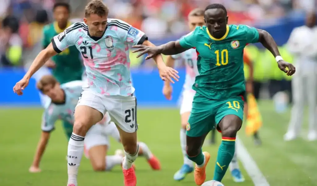 Bélgica vence senegal: Jogadores de Bélgica e Senegal disputam bola na Copa