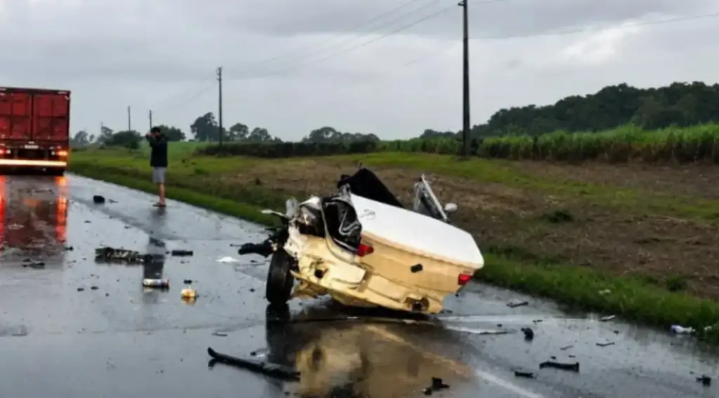 Colisão frontal br-470 campos novos: Carro destruído após colisão fatal na BR-470 Campos Novos