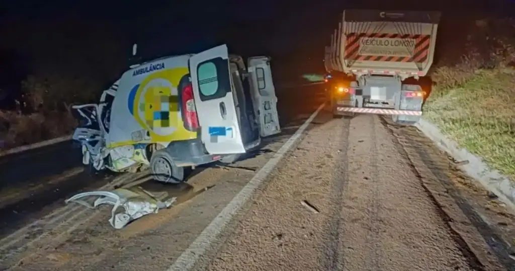 Colisão entre ambulância e bitrem em ouricuri: Ambulância e bitrem após colisão fatal BR-316