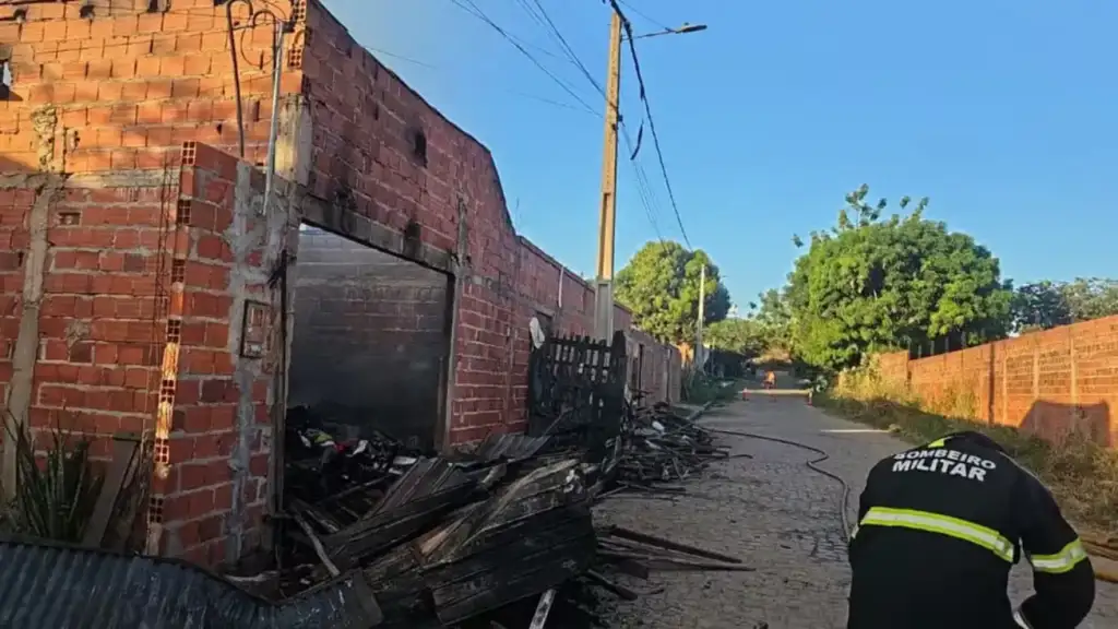 Incêndio destrói casa de catadora em teresina: Casa de catadora destruída por incêndio em Teresina