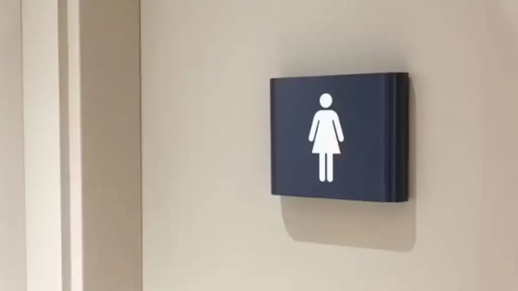 Lei proíbe mulheres trans em banheiros em teresina: Sinal de banheiro feminino em Teresina após lei