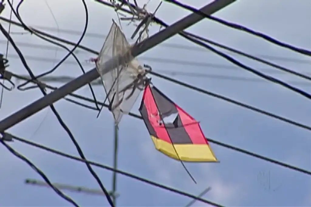 Pipas na rede elétrica no maranhão: Pipas presas em rede elétrica no Maranhão