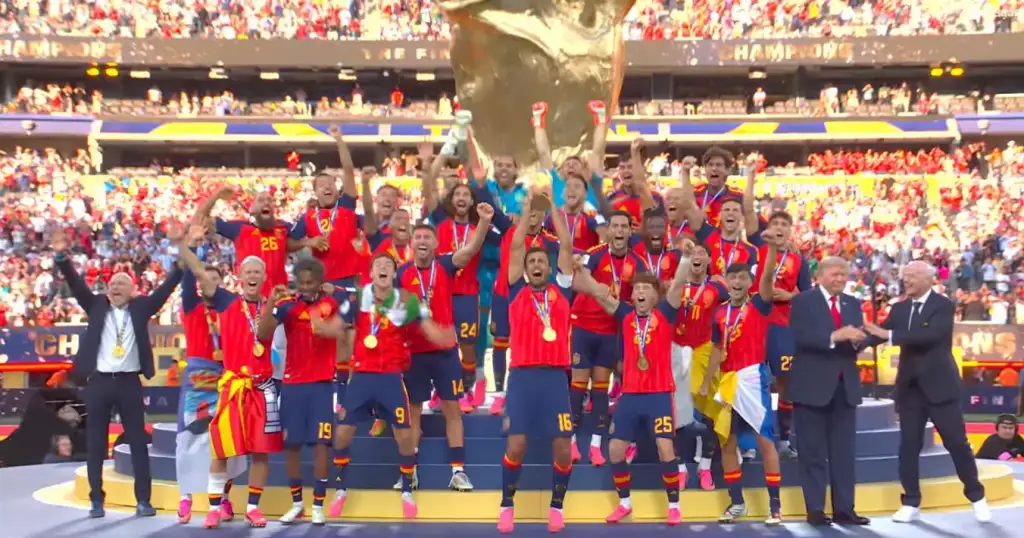 Espanha campeã do mundo: Espanha celebra título da Copa do Mundo com troféu