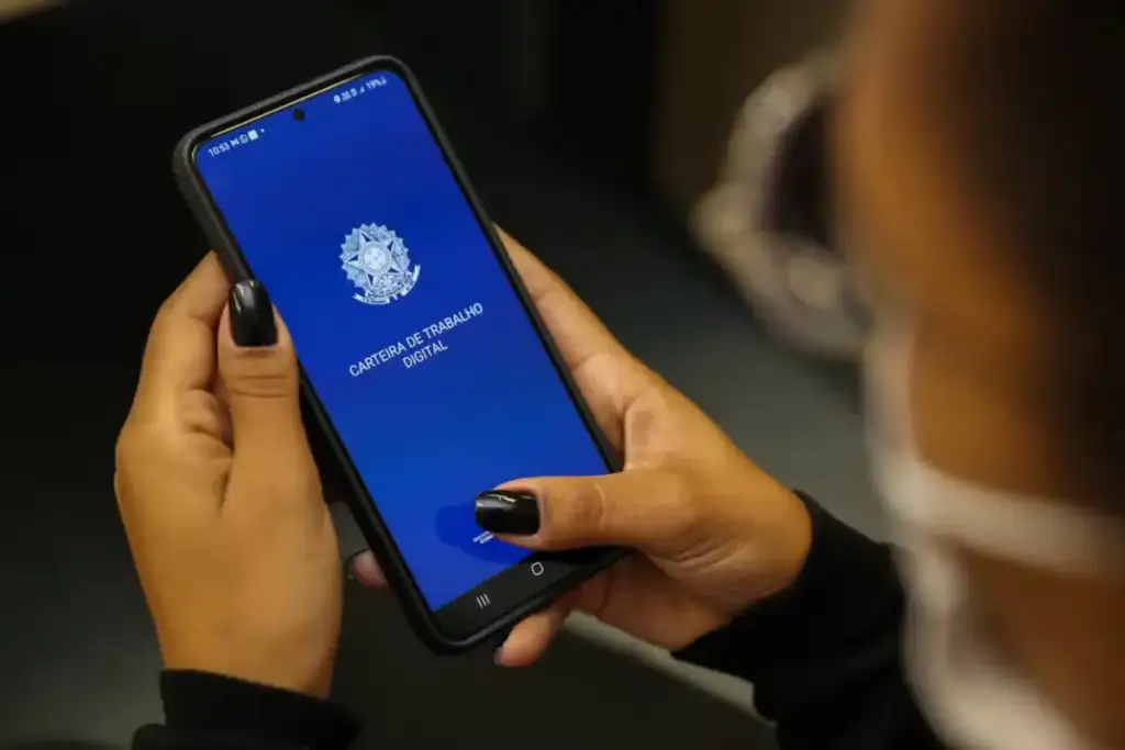 Oferta de vagas no sine piauí: Pessoa consulta Carteira de Trabalho Digital para vagas Sine Piauí
