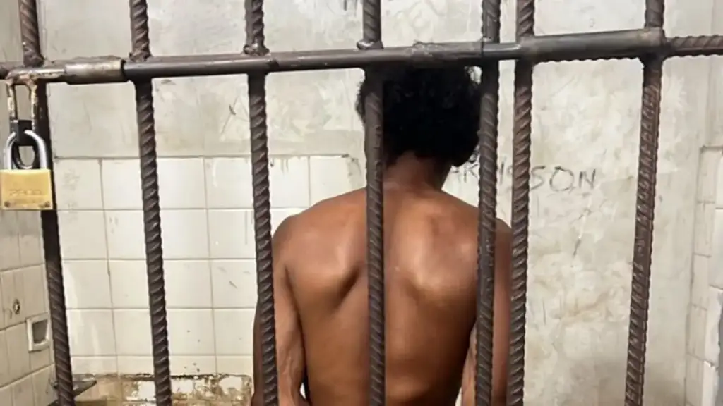 Foragido preso em carolina com dupla identidade: Homem foragido preso em Carolina atrás das grades