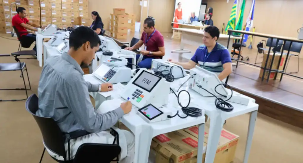 Simulado urnas eletrônicas eleições 2026: Servidores testam urnas eletrônicas em simulado do TRE-PI