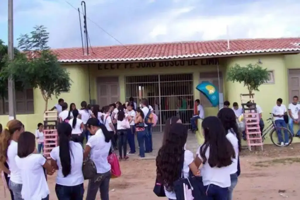 Fibra óptica em escolas do piauí e maranhão: Estudantes em escola pública beneficiada por internet fibra óptica