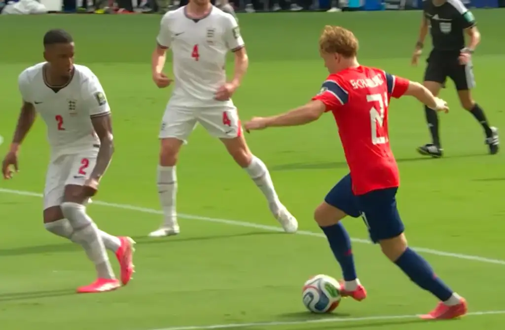 Bellingham decide inglaterra x noruega: Jogadores de Inglaterra e Noruega disputam bola em partida