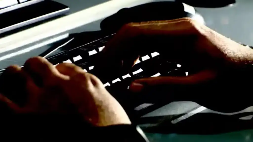 Mãos digitando teclado ilustram ataque cibernético lotéricas Piauí