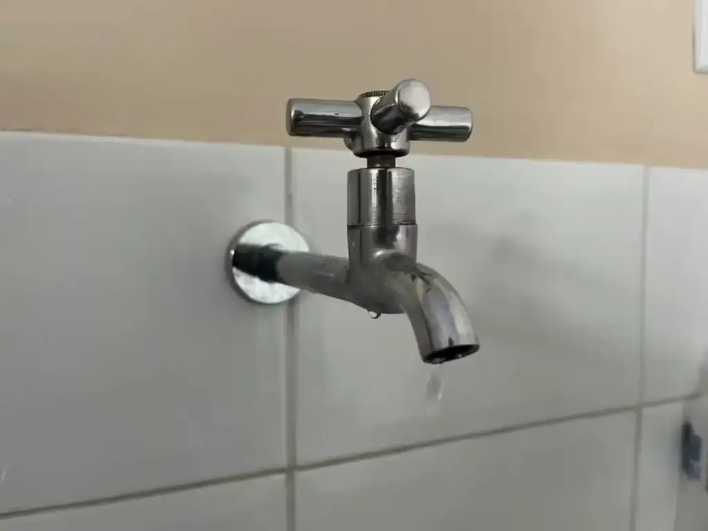 Bairros sem água em são luís: Torneira pingando simboliza falta de água em São Luís