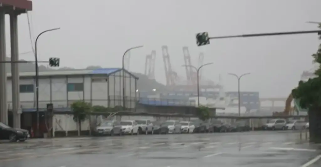 Tufão bavi evacua milhões na china: Porto chinês afetado pela passagem do tufão Bavi