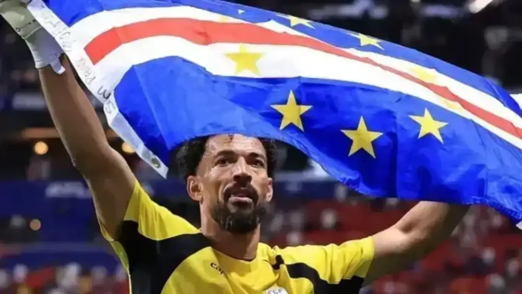 Vozinha assina com colo-colo: Goleiro Vozinha celebra com bandeira de Cabo Verde