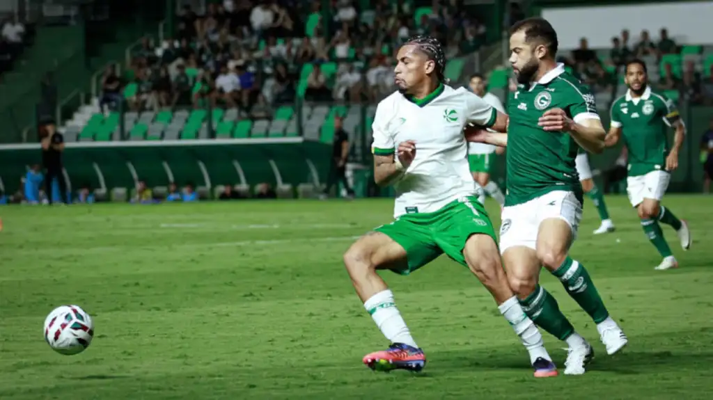 Goiás perde para juventude na série b: Jogadores do Goiás em campo durante partida da Série B