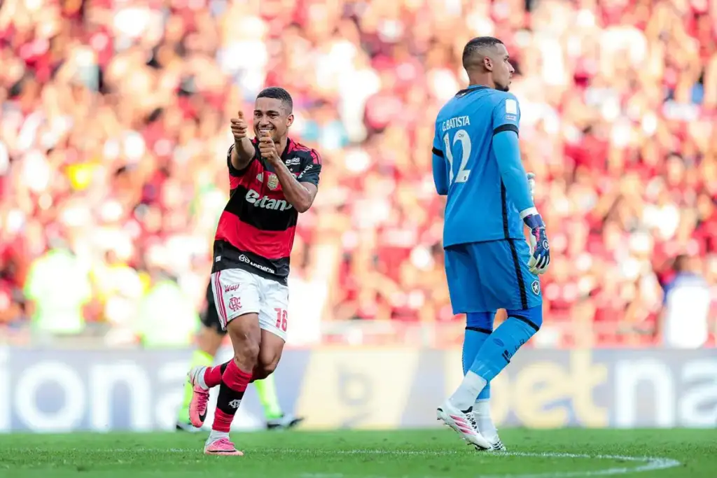 Flamengo goleia botafogo no maracanã: Flamengo celebra gol contra Botafogo no Campeonato Brasileiro