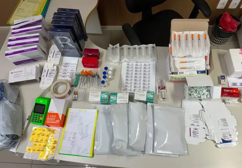 Mulheres presas por falsificar medicamentos em teresina: Materiais apreendidos em operação contra falsificação de medicame...