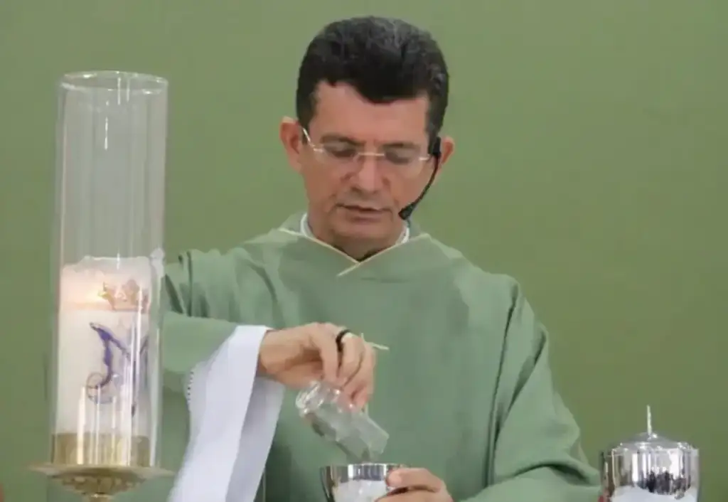 Padre morto em socorro do piauí: Padre Rogério Nascimento dos Santos em celebração religiosa