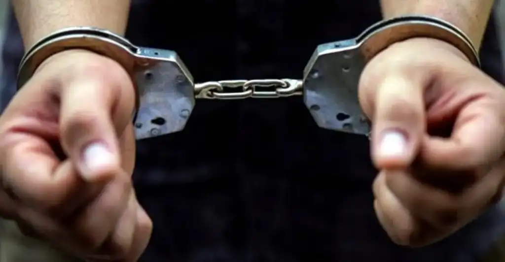 Foragido preso com pistola em são luís: Homem foragido é preso algemado em São Luís