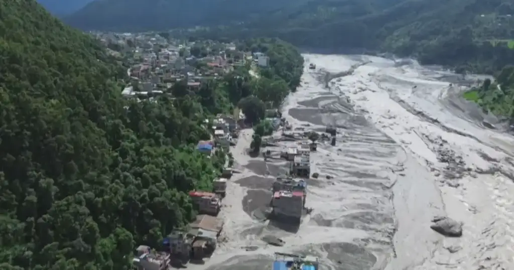 Enchente no nepal mortos e desaparecidos: Destruição por enchente repentina no Nepal