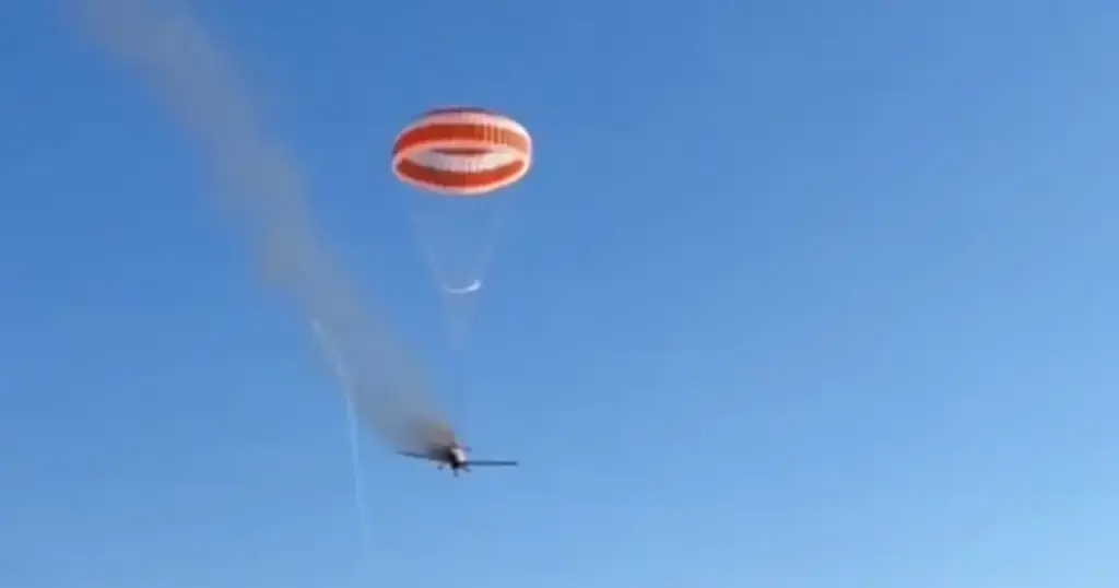 Avião cai em mateus leme: Avião pegando fogo com paraquedas em Mateus Leme