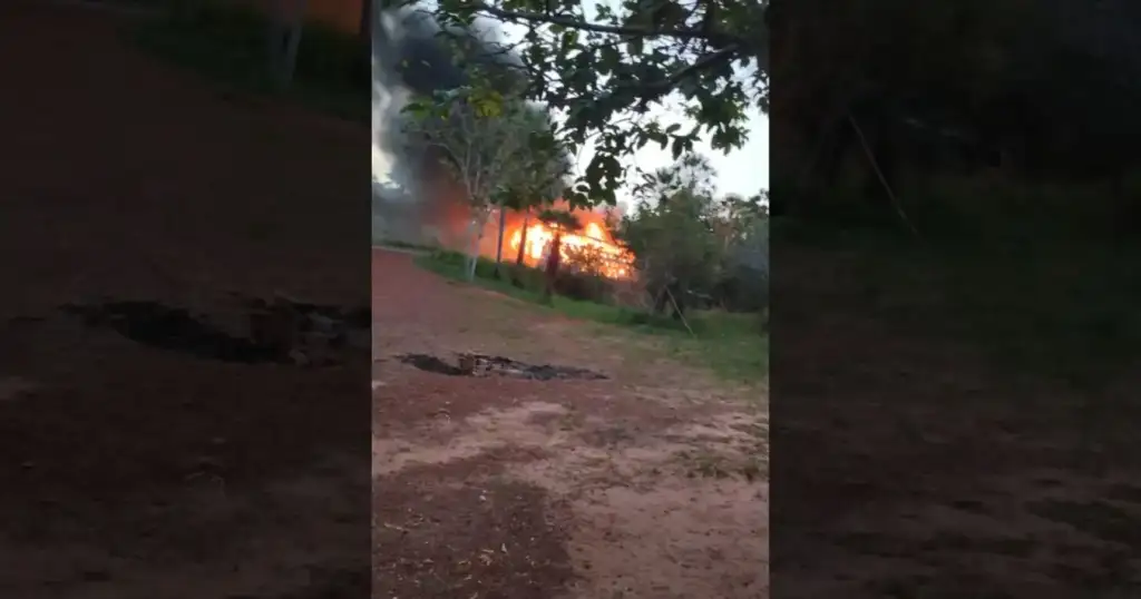 Ônibus pega fogo na br-343 em buriti dos lopes: Ônibus de turismo em chamas na BR-343 Buriti dos Lopes