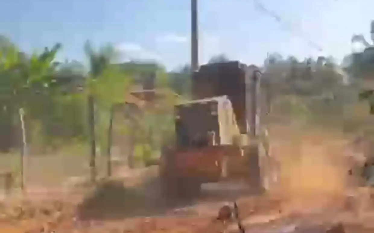 Máquina recupera estrada rural em São Francisco do Maranhão