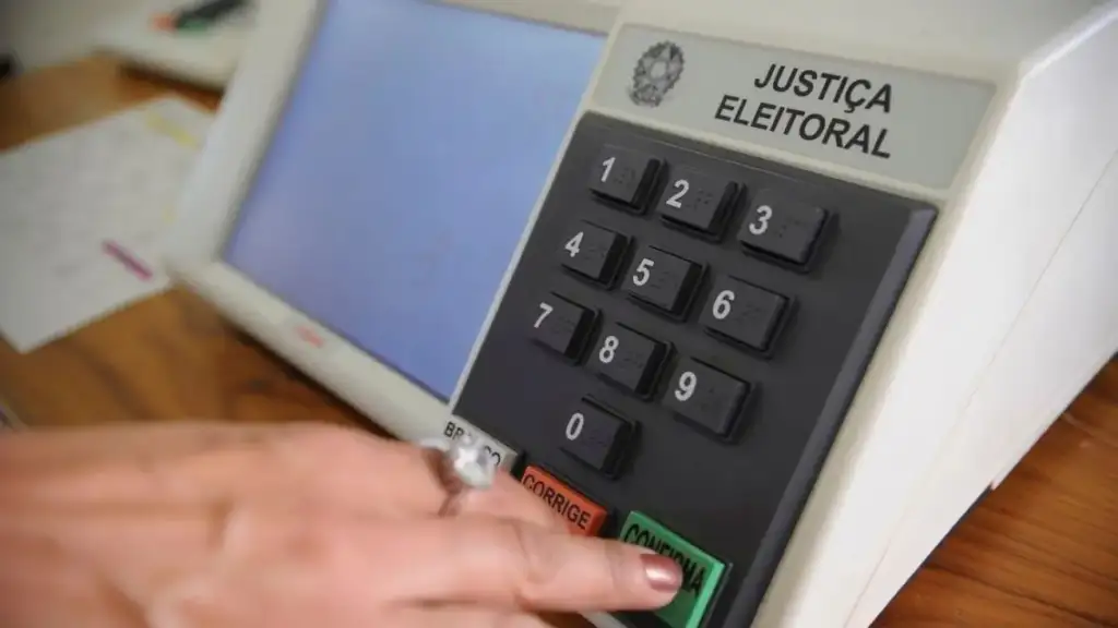 Eleição simulada em paulino neves: Eleitor simula voto em urna eletrônica Paulino Neves