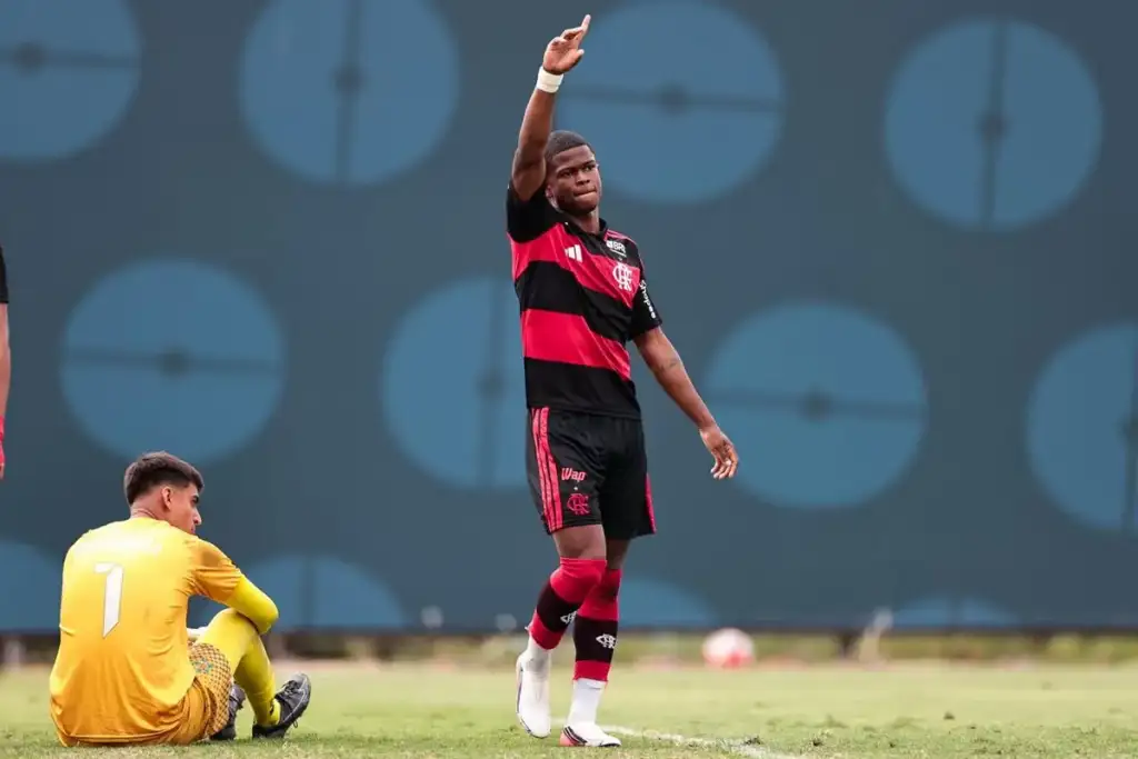 Flamengo vence portuguesa taça guanabara sub-20: Jogador do Flamengo Sub-20 celebra vitória na Taça Guanabara