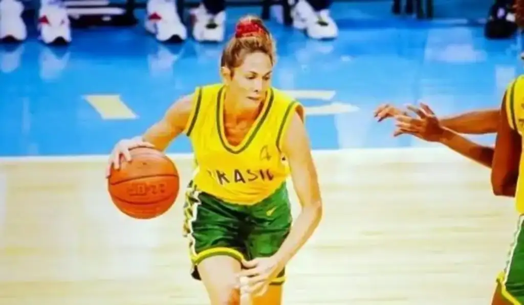 Hortência marcari prêmio fiba: Hortência Marcari jogando basquete pela seleção brasileira