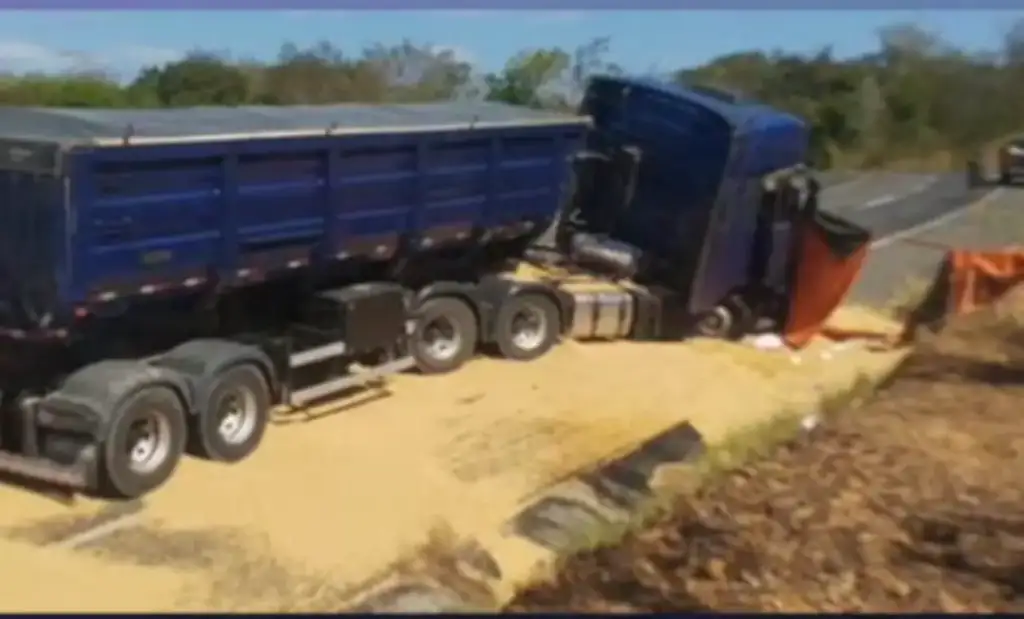 Carreta tomba rodoanel regeneração: Carreta tombada após colisão interdita rodoanel Regeneração