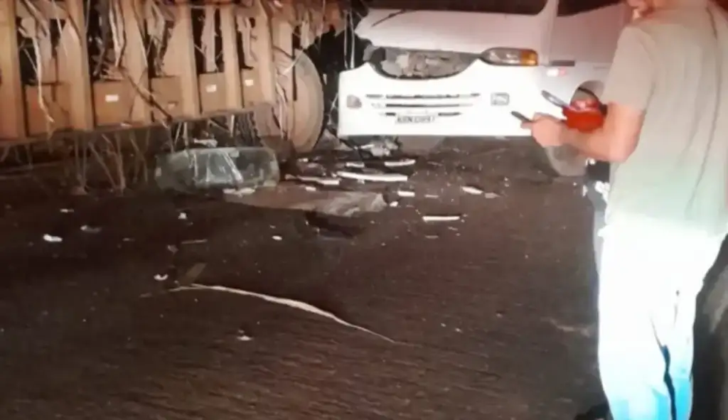 Van bate em treminhão na pi-112: Van de fiéis acidentada na PI-112 em Teresina