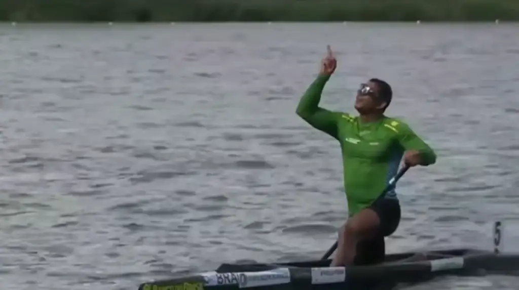 Isaquias queiroz ouro mundial canoagem: Isaquias Queiroz celebra vitória mundial na canoagem