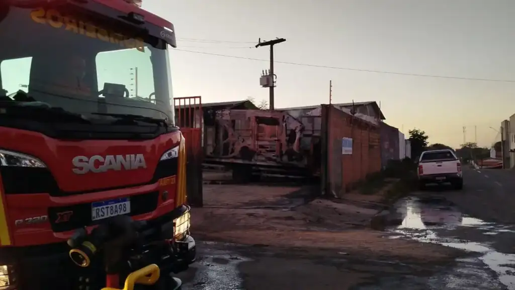 Carreta pega fogo em teresina: Carreta destruída por incêndio em estacionamento de Teresina