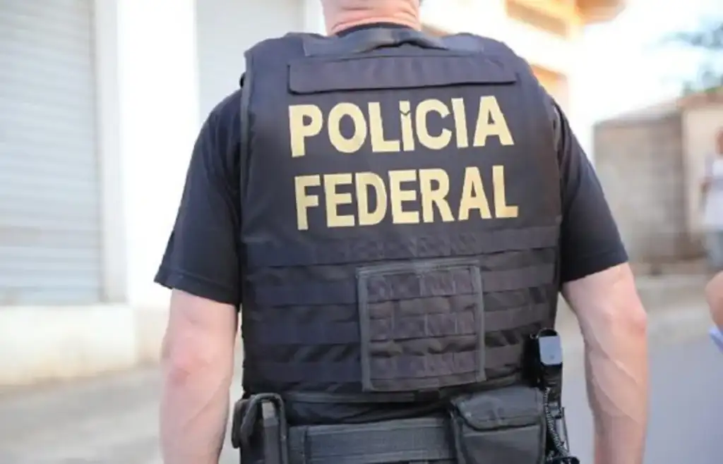 Homem preso em paulistana por torturar filho: Polícia Federal em operação de prisão em Paulistana