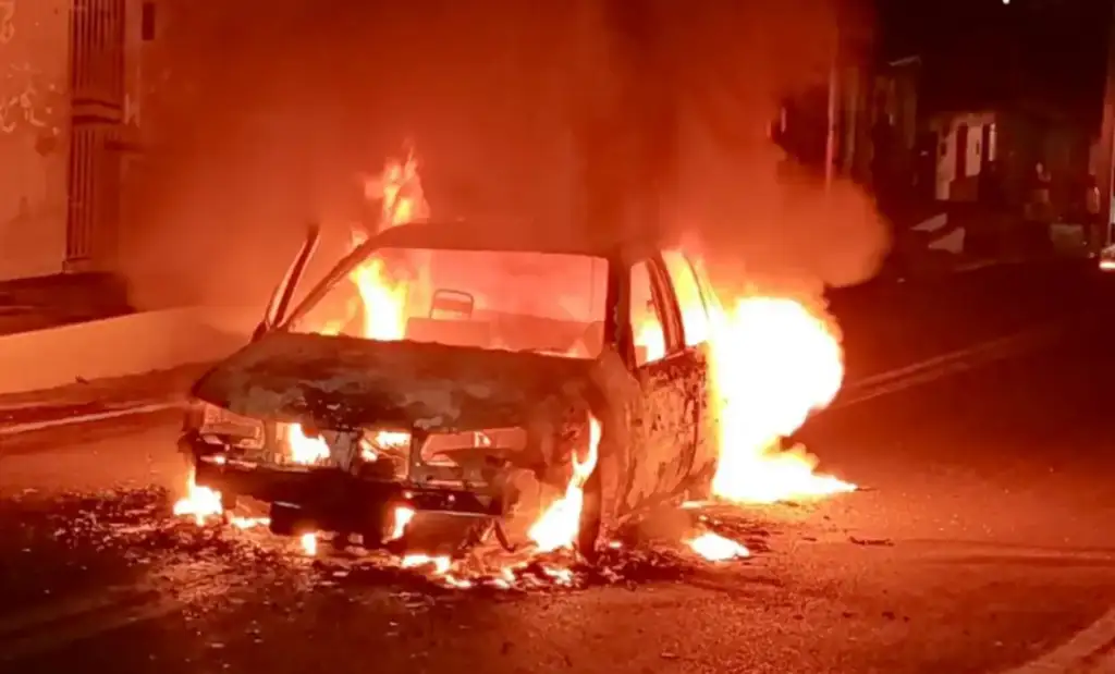 Carro pega fogo em são pedro do piauí: Carro em chamas destruído em São Pedro do Piauí