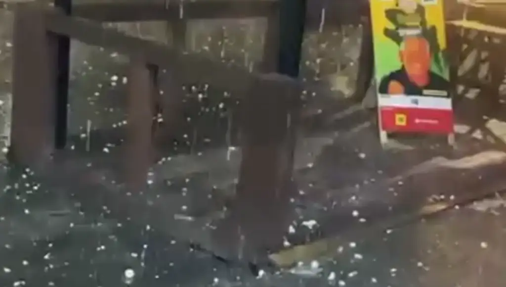 Granizo e raios matam no sul do brasil: Granizo cobre chão após temporal em Santa Catarina