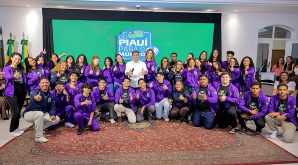 Estudantes do piauí em intercâmbio em portugal: Governador Rafael Fonteles com estudantes do Piauí antes de intercâmbio
