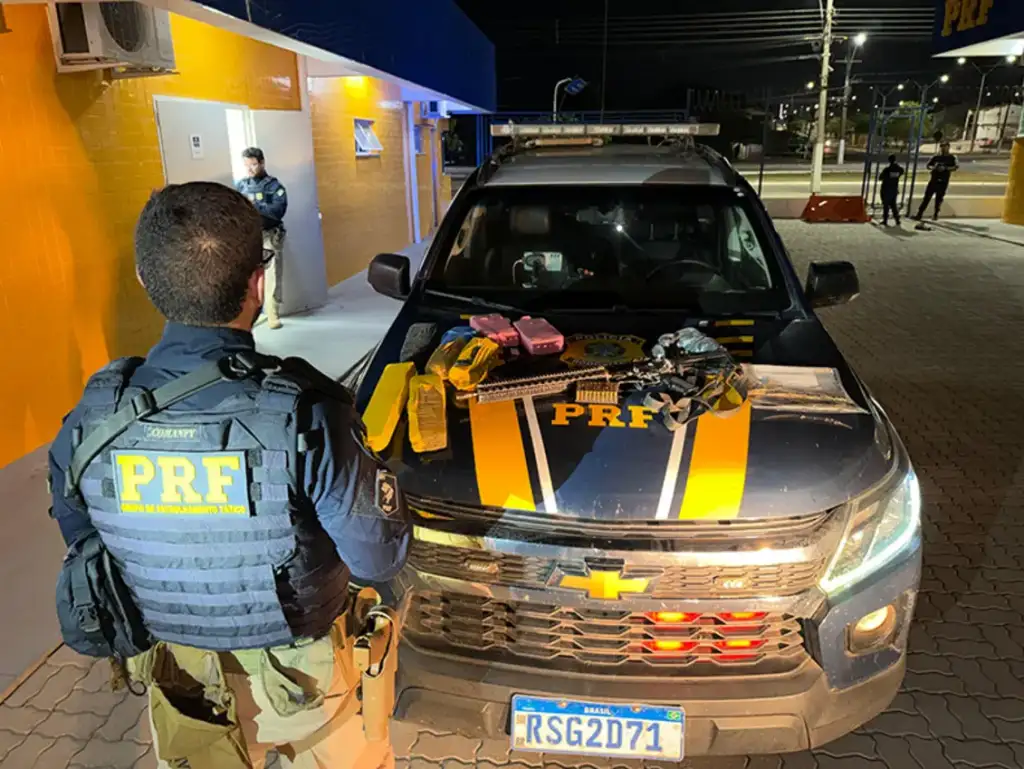 Trio preso com fuzil e drogas em luís correia: PRF exibe fuzil e drogas apreendidos em Luís Correia