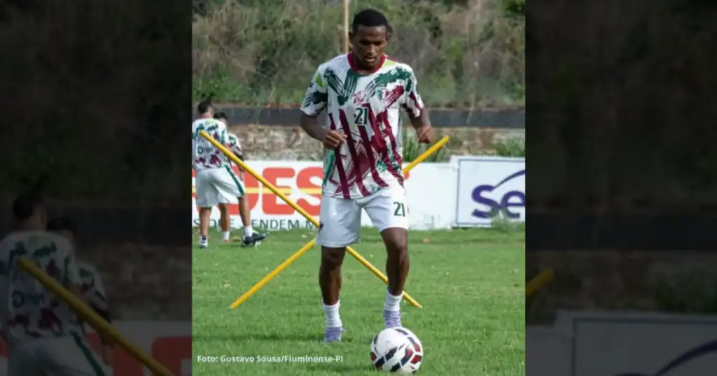 Léo carvalho emprestado ao santa cruz: Léo Carvalho em treino do Fluminense-PI