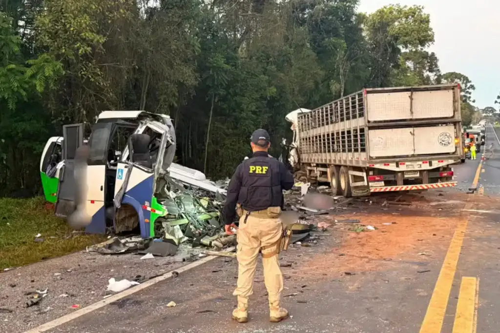 Acidente na br-373 em ipiranga mata 23: Acidente fatal micro-ônibus carreta BR-373 Ipiranga