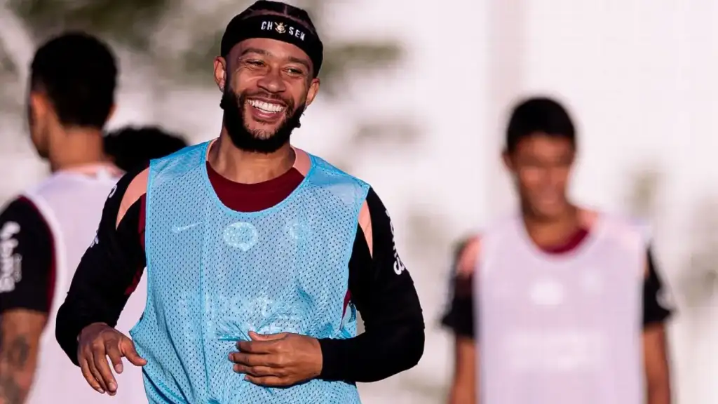 Memphis depay renova com corinthians: Memphis Depay sorri após renovar contrato Corinthians
